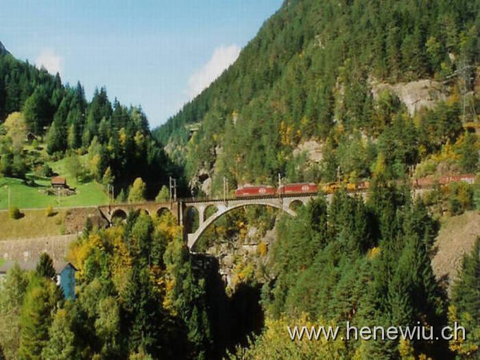 Gotthard 8.jpg - Güterzug auf der mittleren Meienreuss - Brücke